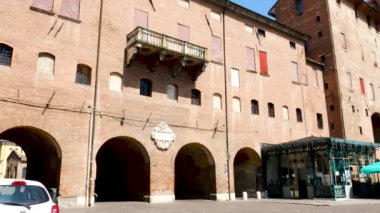 Ferrara, İtalya, Savonarola Meydanı 'ndaki çarşılar