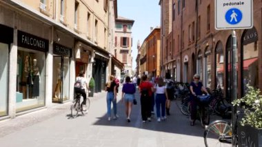 Ferrara, İtalya, Canonica alışveriş caddesi manzarası