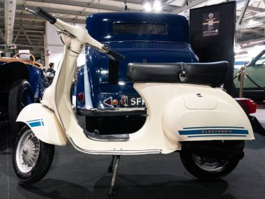 Milan, İtalya, 2025 Kasım, 21 Kasım, otoklasik şov, Piaggio Vespa ET3 primavera