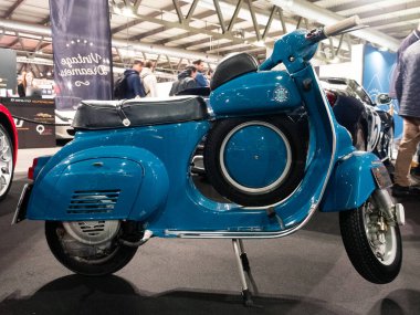 Milan, İtalya, 2025 Kasım, 21 Kasım, otoklasik gösteri, Piaggio Vespa 90 SS