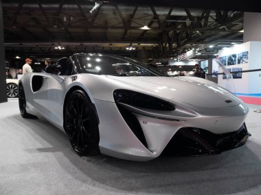Milan, İtalya, 2025 Kasım, 21 Kasım, otoklasik gösteri, McLaren Artura performansı