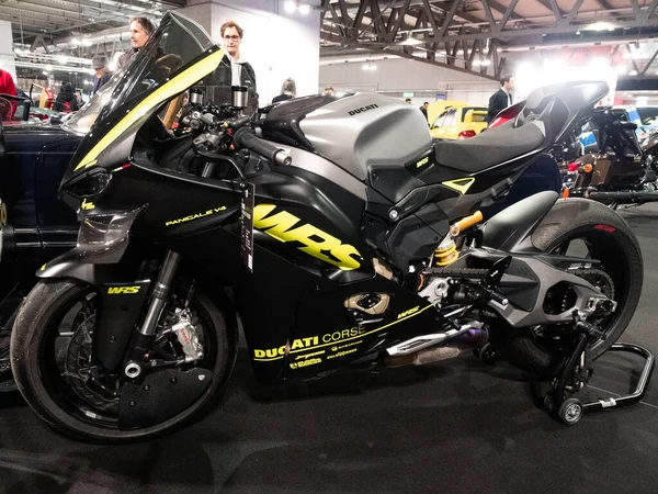 Milan, İtalya, 2025 Kasım, 21. Otoklasik şov, Ducati Panigale Freccia Verde
