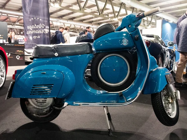Milan, İtalya, 2025 Kasım, 21 Kasım, otoklasik gösteri, Piaggio Vespa 90 SS