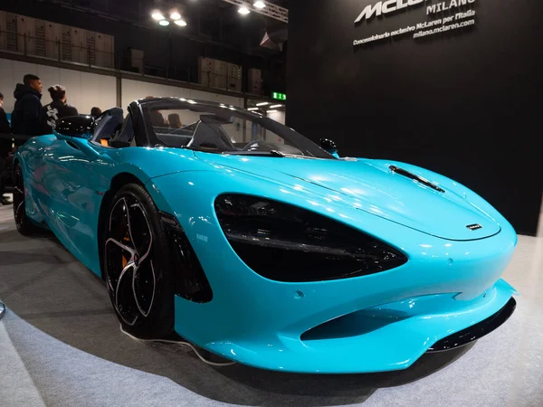Milan, İtalya, 2025 Kasım, 21 Kasım, otoklasik gösteri, McLaren Artura performansı