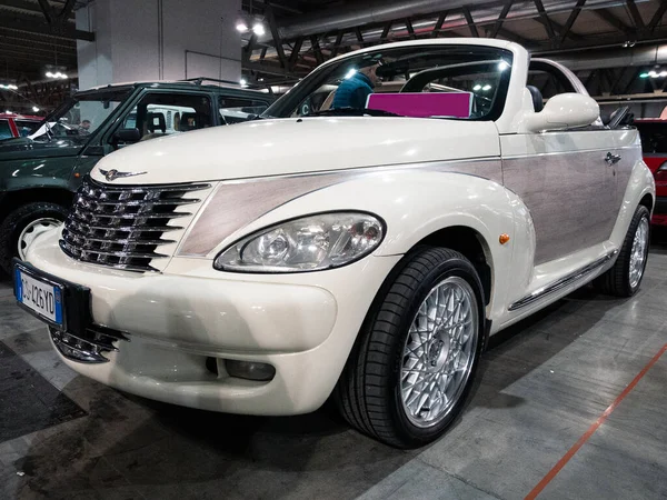 Milan, İtalya, 2025 Kasım, 21 Kasım, otoklasik şov, Chrysler PT Cruiser Cabrio