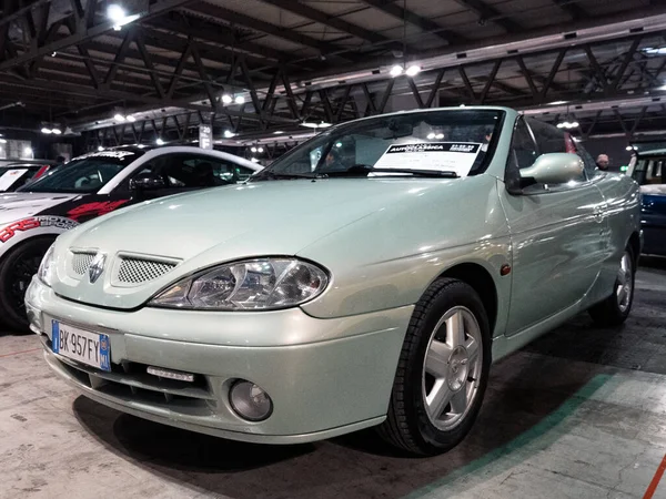 Milan, İtalya, 2025 Kasım, 21 Kasım, otoklasik gösteri, Renault Magane Cabrio