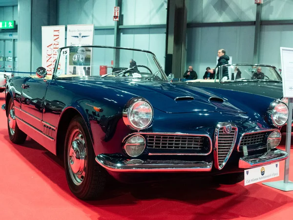 Milan, İtalya, 2025 Kasım, 21 Kasım, otoklasik şov, Alfa Romeo Spider Touring