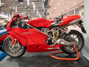 Piacenza, İtalya, 2026, Şubat, 9, klasik bisiklet fuarı, Ducati 999 testastretta