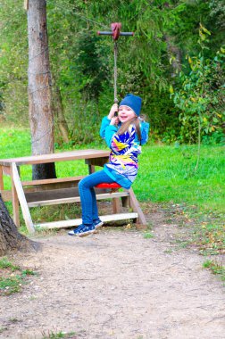 Sevimli, mutlu çocuk oyun alanında vakit geçiriyor. Tasasız ergen bir kızın açık hava çekimi..