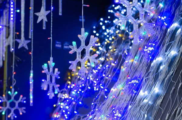 Guirlandas elétricas brilhando no balcão da loja. Pequenas lâmpadas para venda. Luzes de Natal. — Fotografia de Stock