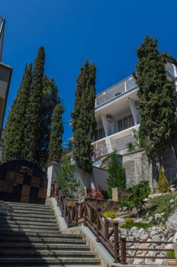 Dağlık arazideki otelin dışında, güneşli bir yaz günü. Kırım, Ukrayna 'da küçük bir otelin bölgesi, seyahat konsepti. Balkondan deniz manzarası. Seyahat ve tatil kavramı.