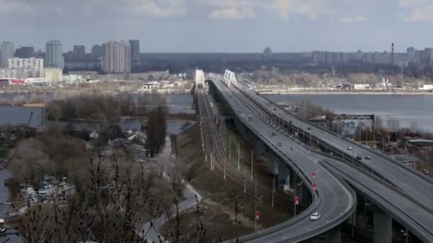 Brücke Wolkenkratzer trüben Zeitraffer — Stockvideo