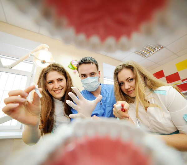 вид изо рта дантиста. Студенты-стоматологи практикуют у дантиста
