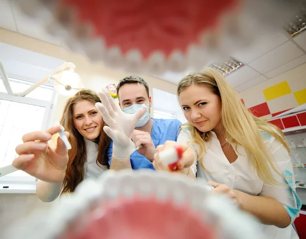 Vista desde la boca de un dentista. Estudiantes dentistas practican en dentista — Foto de Stock