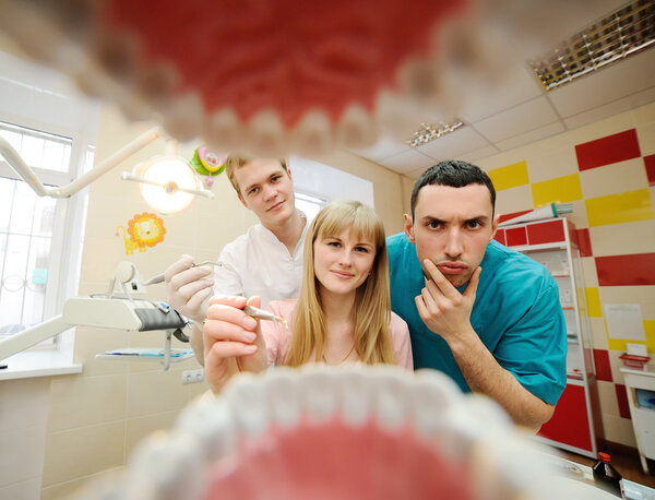 вид изо рта дантиста. Студенты-стоматологи практикуют у дантиста
