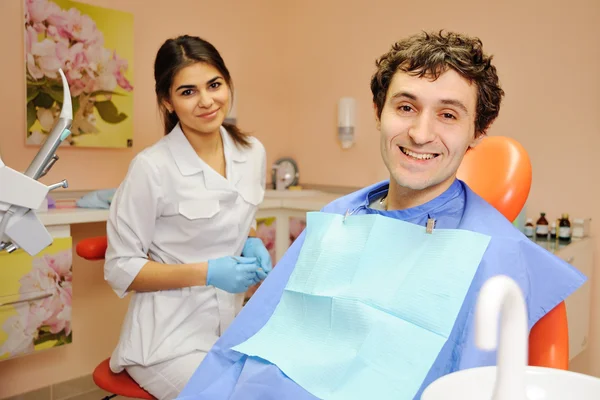 Chico joven en recepción en el dentista chica — Foto de Stock