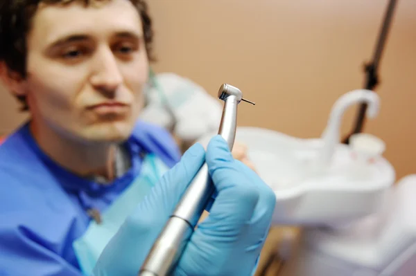 Un joven en el consultorio dental. miedo de los dentistas — Foto de Stock