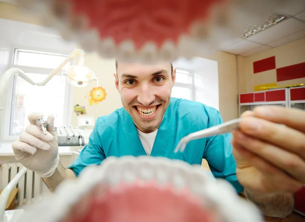 Vista desde la boca de un dentista Imagen De Stock