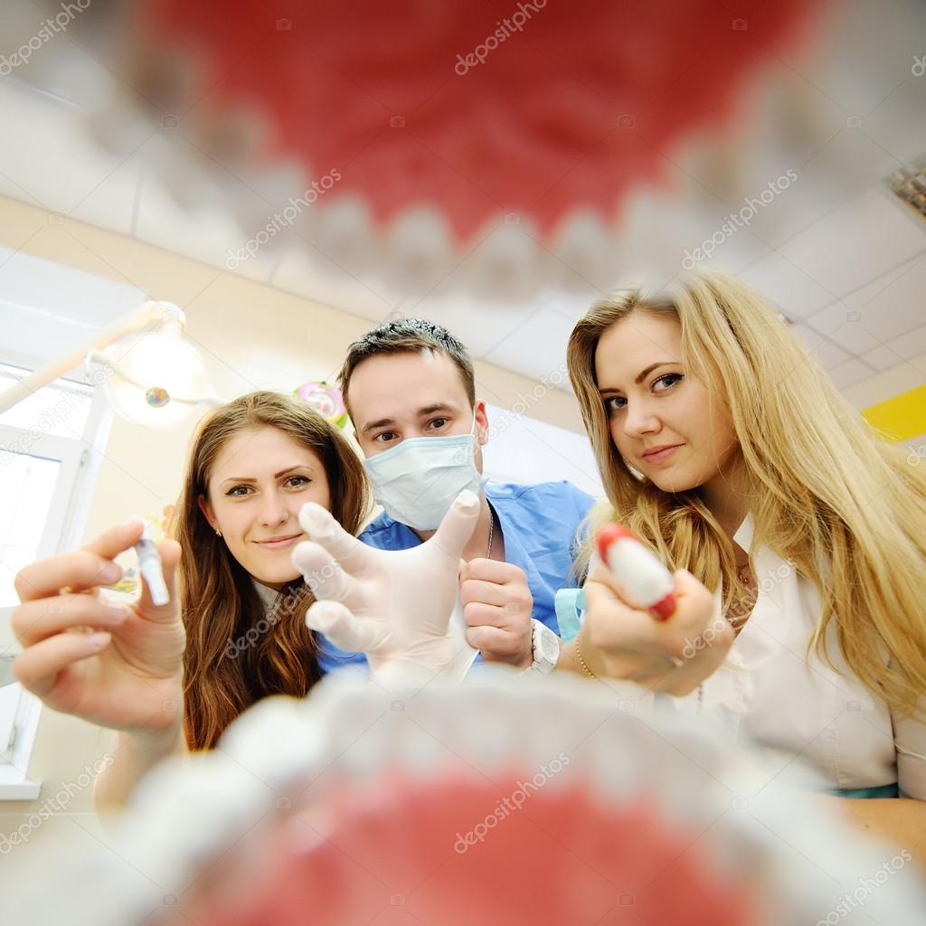 Vista desde la boca de un dentista. Estudiantes dentistas practican en
