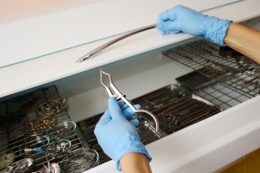 elinde diş aletleri