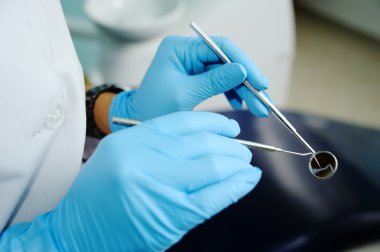 diş hekimi el diş araçları ile