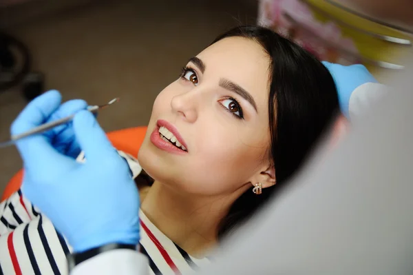 Gyönyörű lány, egy fogorvosi székre — Stock Fotó