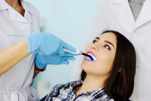 Красивая девушка у стоматолога . — стоковое фото