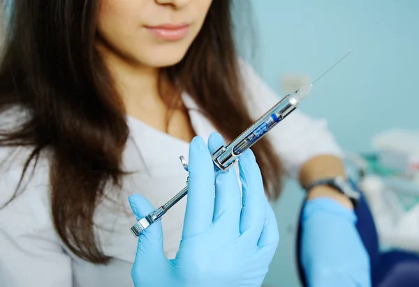 Девушка-дантист с анестезией от шприца — стоковое фото