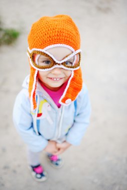 kameraya gülümseyen pilot şapkalı kız bebek