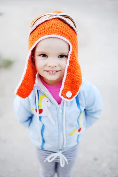 Bayi perempuan dalam topi pilot tersenyum di kamera — Stok Foto