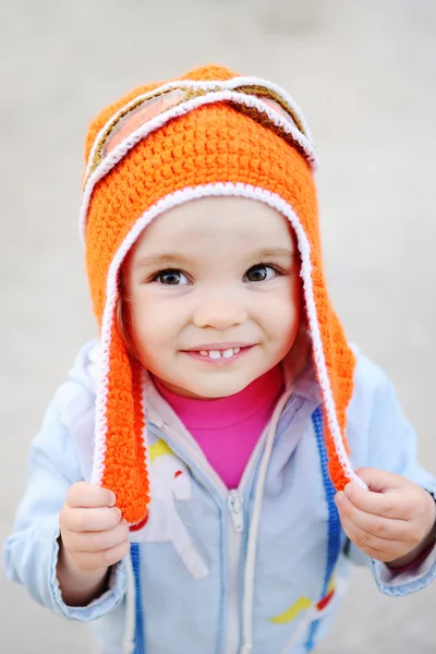 Bebê menina no piloto chapéu sorrindo para a câmera — Fotografia de Stock