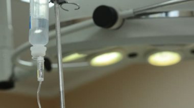 Cerrahi lambaları arka plan üzerinde tıbbi Damlalık