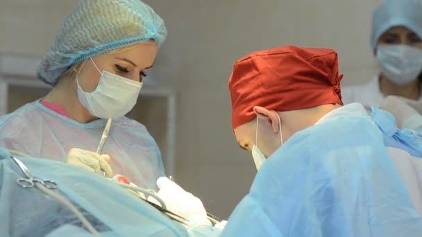 L'équipe de chirurgiens opère avec le patient . — Video