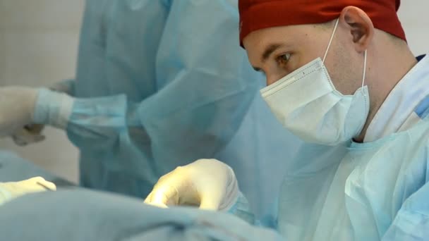 Equipe de cirurgiões opera com o paciente . — Vídeo de Stock