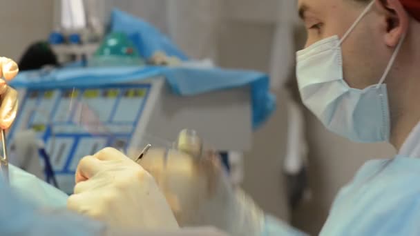 Команда хирургов работает с пациентом . — стоковое видео