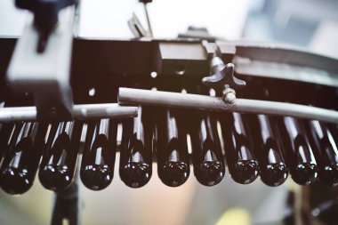 Plastik PET şişeleri için siyah preformlar taşıyıcı bant üzerinde hareket eder