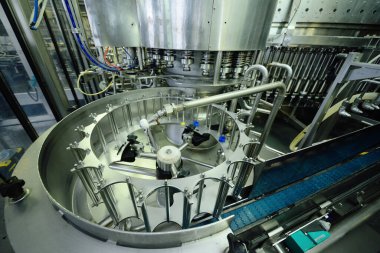 Bira doldurmak için modern ekipman, karbonatlı içecekler, şişelerde su.