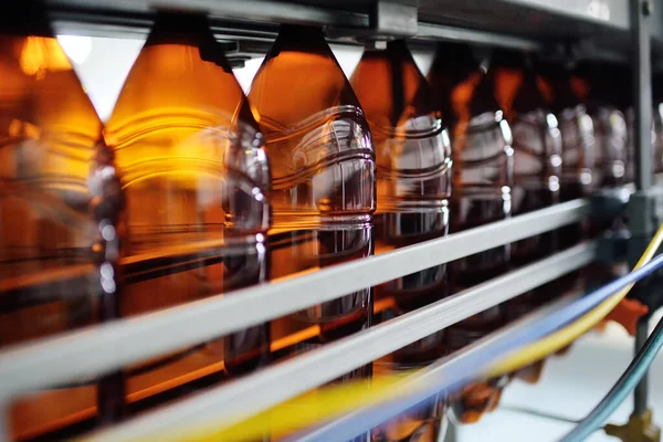 Production industrielle de bouteilles en plastique — Photo