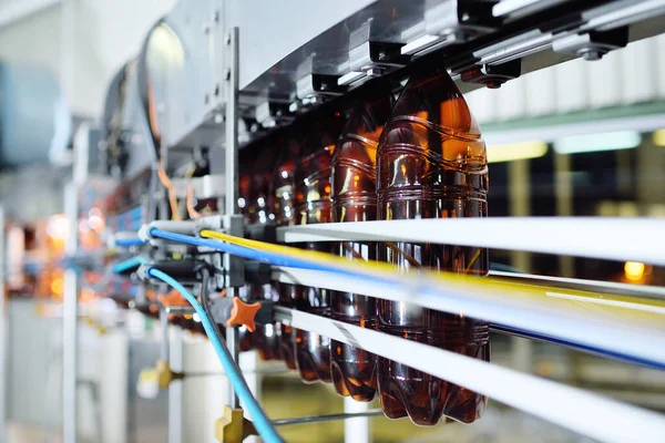 Produkcja przemysłowa butelek z tworzyw sztucznych do napojów alkoholowych, sody i oleju słonecznikowego. — Zdjęcie stockowe