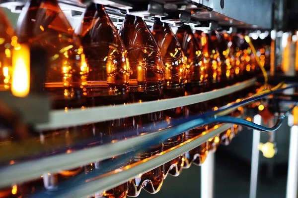 Production industrielle de bouteilles en plastique pour boissons à faible teneur en alcool, de soude et d'huile de tournesol. — Photo