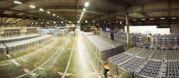 Flaskor av plast på ett transportband i bakgrunden av ett bryggeri — Stockfoto