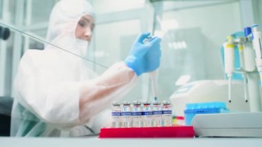 PCR laboratuvar çalışanı covid-19 koronavirüs enfeksiyonuna karşı aşı üretiyor..