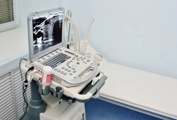 Ultrasonograf w nowoczesnej klinice — Zdjęcie stockowe