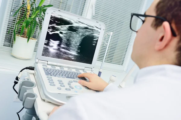 Médico examina o resultado de um exame de ultra-som da glândula tireóide no monitor. — Fotografia de Stock
