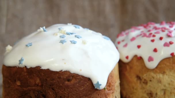 Décoration du gâteau de Pâques avec sucre glace et poudre colorée sur le fond de toile de jute et de brindilles à fleurs de printemps — Video