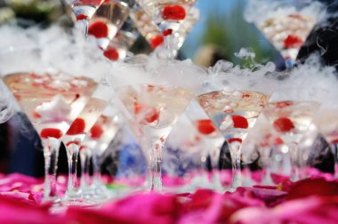 Şampanyayla bardaktan kay