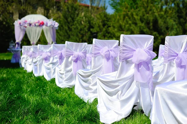 Decoração e decoração da cerimônia de casamento com lilás ou roxo. — Fotografia de Stock