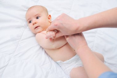 İlgili bir anne, oğlunu jimnastik geliştirmeye zorluyor..