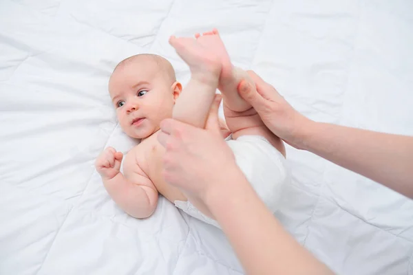Массаж новорожденного ребенка против вздутия живота и колик. — стоковое фото