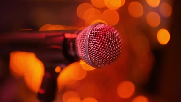 Микрофон крупным планом на фоне ночного клуба — стоковое видео